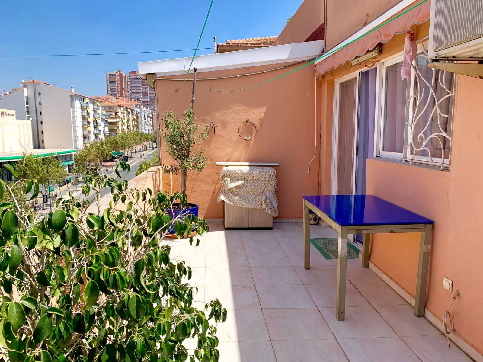Ático de 2 habitaciones en Benidorm en alquiler - 850 € (Ref: 8428846)