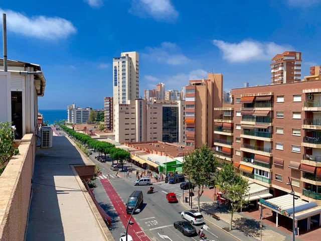 Ático de 2 habitaciones en Poniente, Benidorm en alquiler - 850 € (Ref: 8428846)