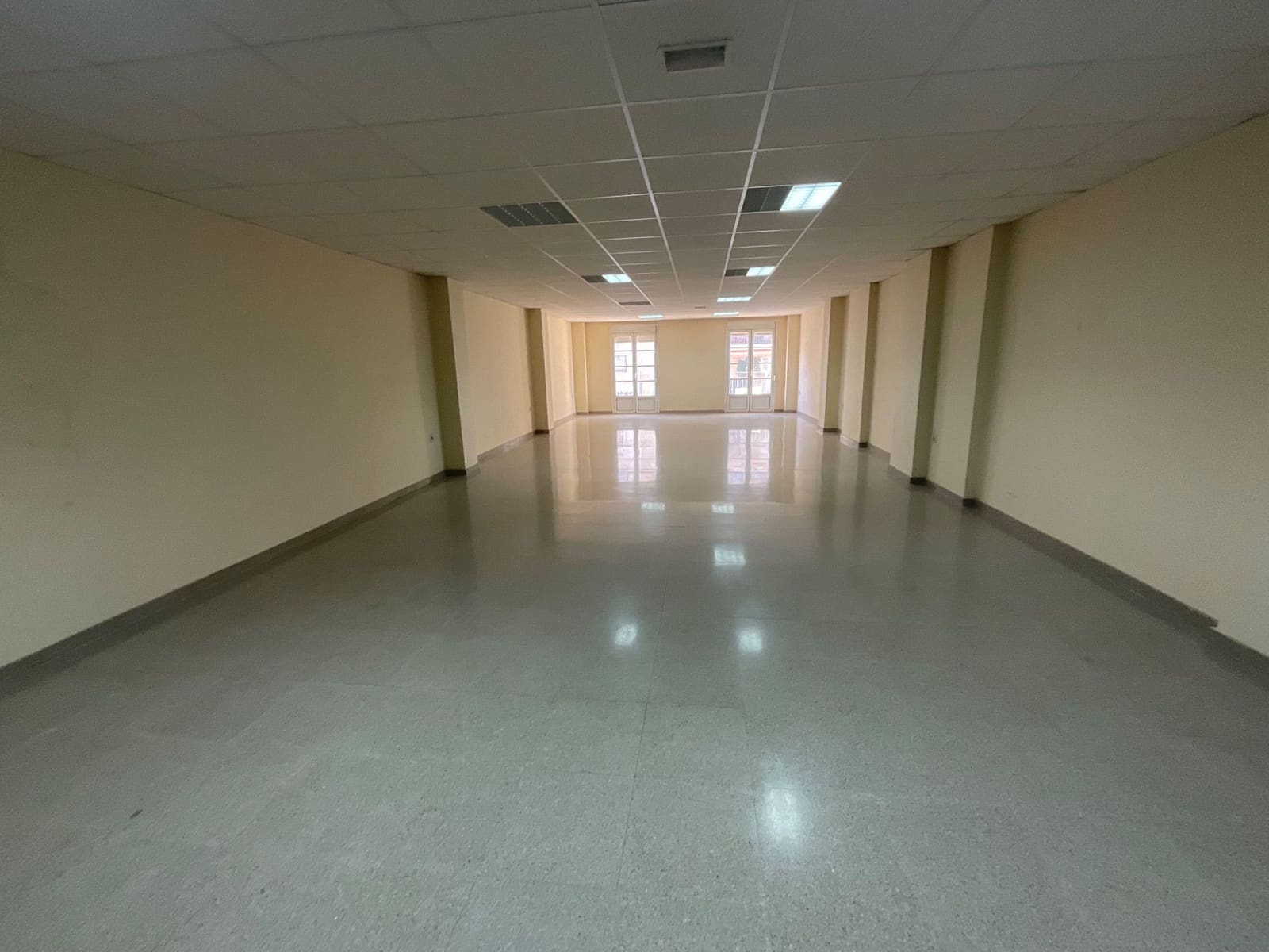 Ufficio da affittare in Antequera - 1.400 € (Rif: 9036337)