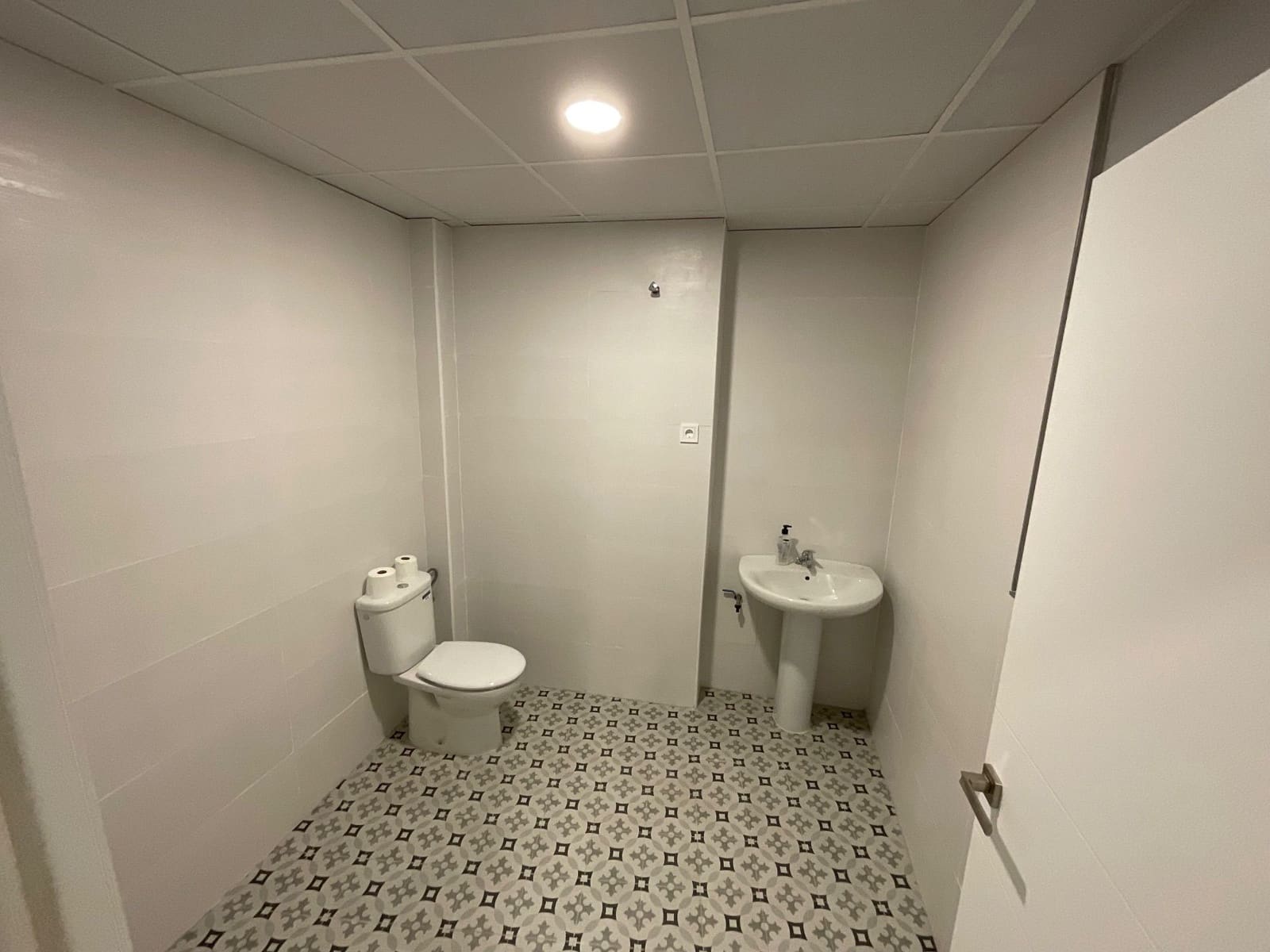 Erhverv til leje i Antequera - € 1.600 (Ref: 9036352)