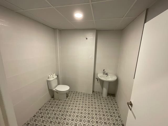 Erhverv til leje i Antequera - € 1.600 (Ref: 9036352)