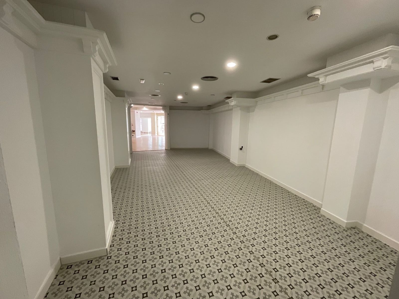 Erhverv til leje i Antequera - € 1.600 (Ref: 9036352)