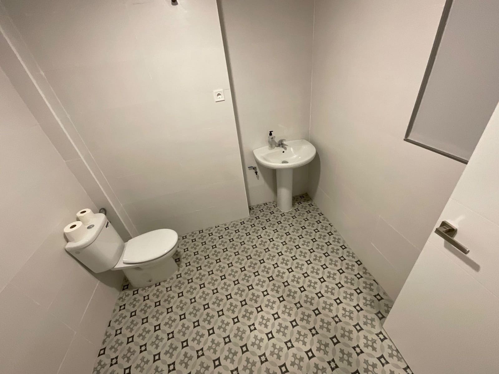 Erhverv til leje i Antequera - € 1.600 (Ref: 9036352)