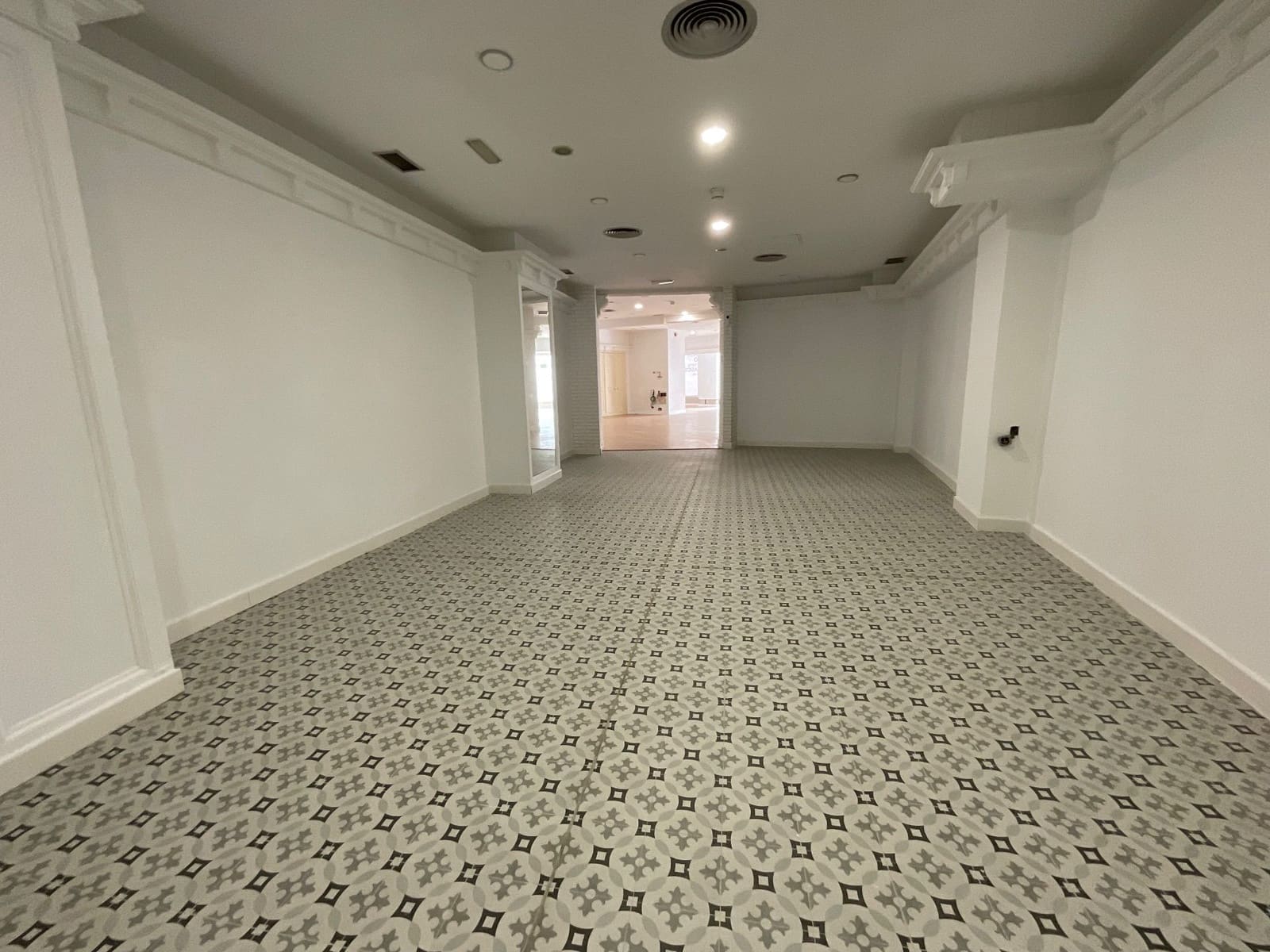 Erhverv til leje i Antequera - € 1.600 (Ref: 9036352)