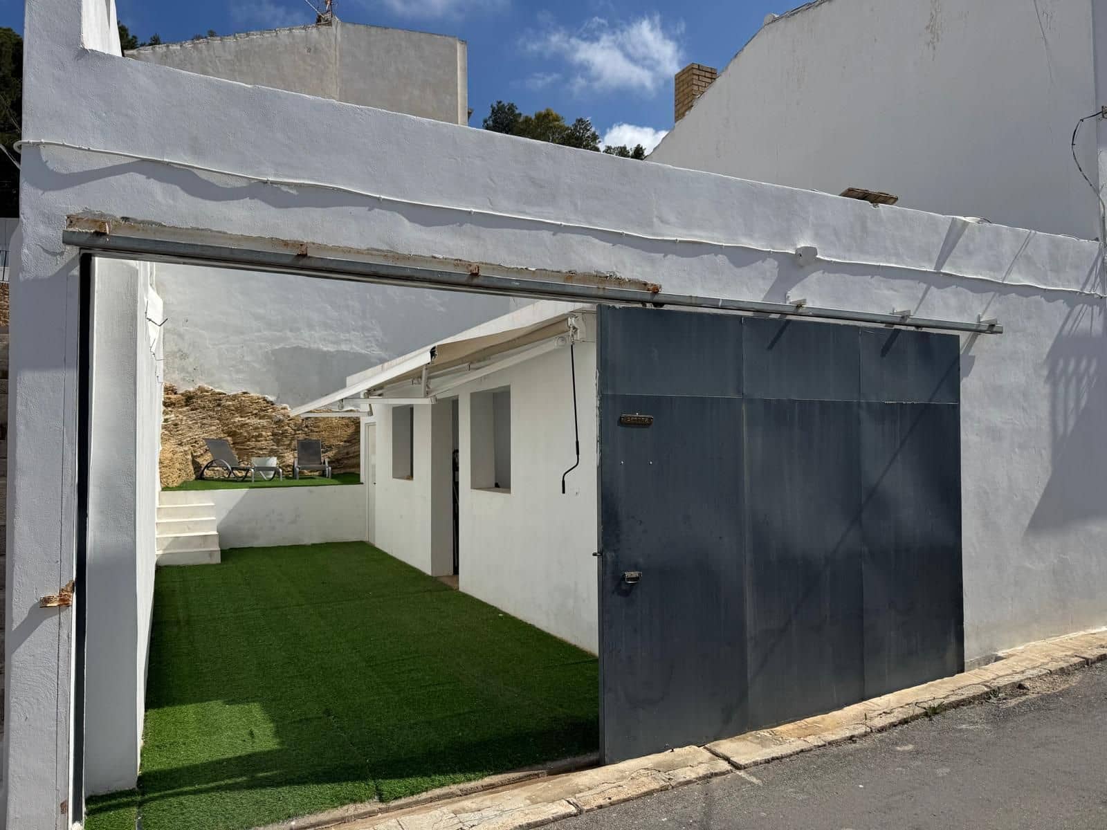 Villa for sale in Antequera with pool - € 79,000 (Ref: 9036363)