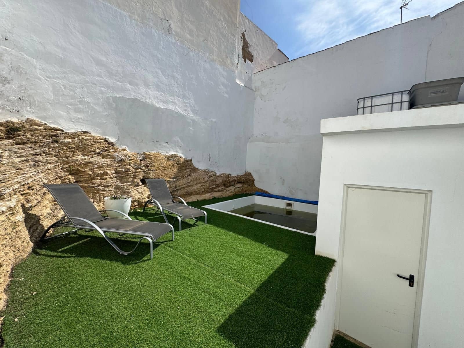 Villa for sale in Antequera with pool - € 79,000 (Ref: 9036363)