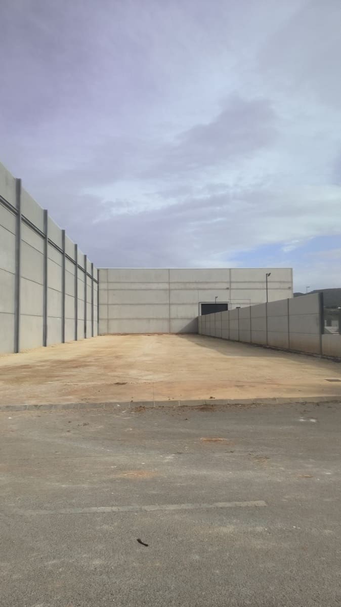 Grunde uden byggetilladelser til leje i Antequera - € 1.500 (Ref: 9228160)