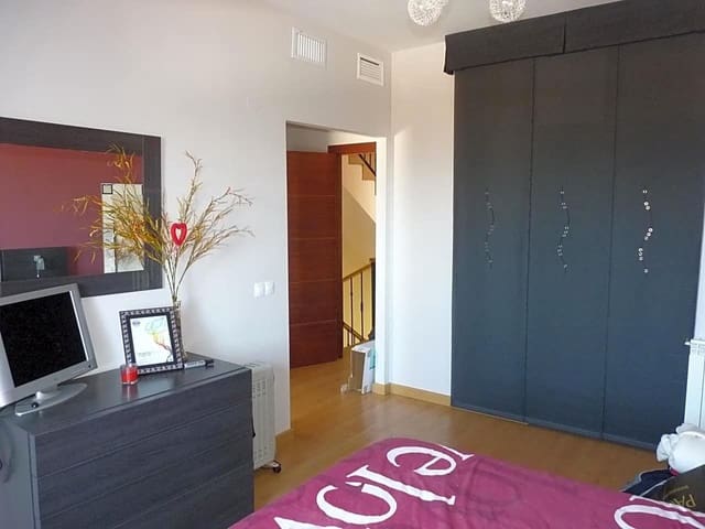 4 soveværelse Villa til salg i Antequera med garage - € 475.000 (Ref: 9232190)