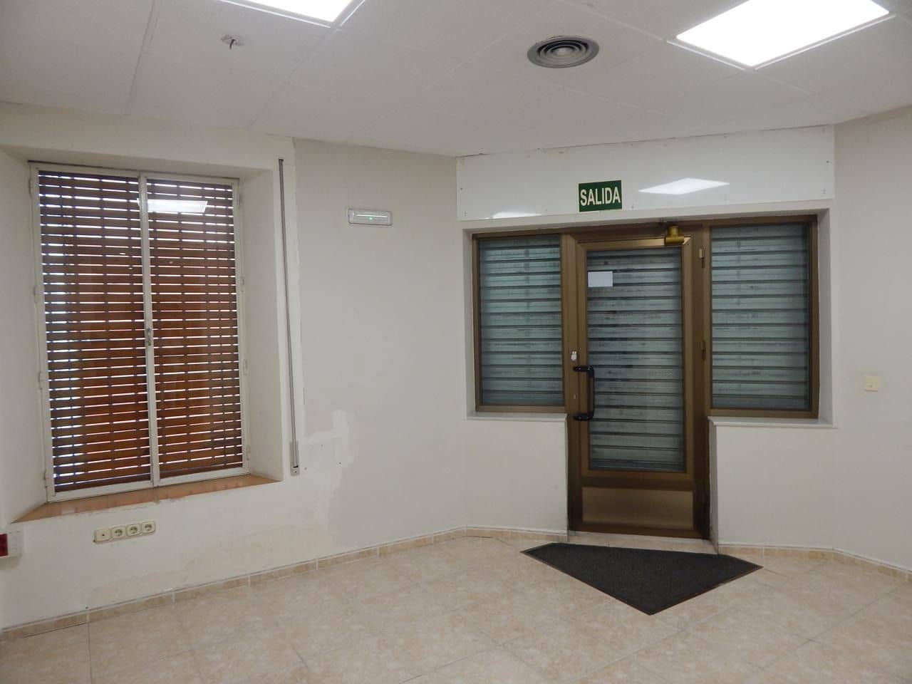 Erhverv til leje i Antequera med garage - € 850 (Ref: 9232194)