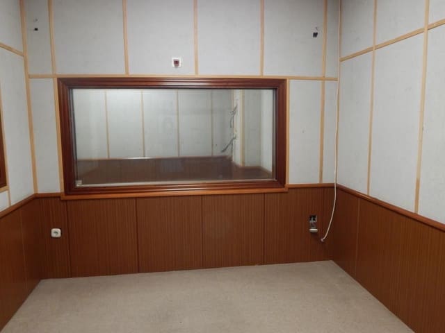 Erhverv til leje i Antequera med garage - € 850 (Ref: 9232194)