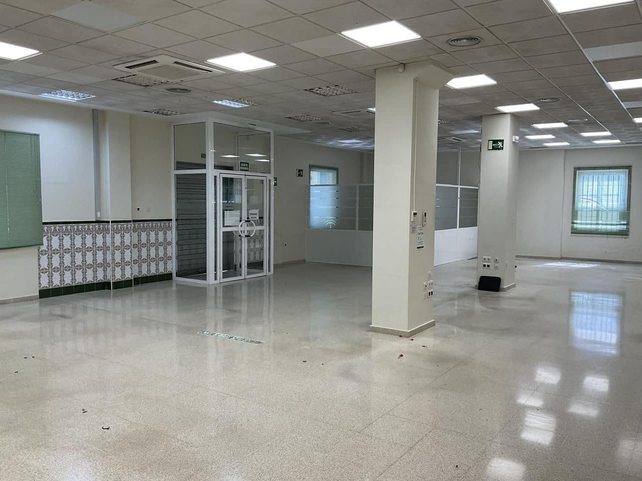 Erhverv til leje i Antequera - € 2.000 (Ref: 9232211)