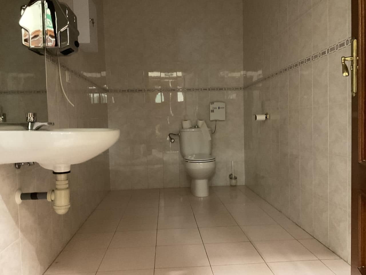 Erhverv til leje i Antequera - € 2.000 (Ref: 9232211)