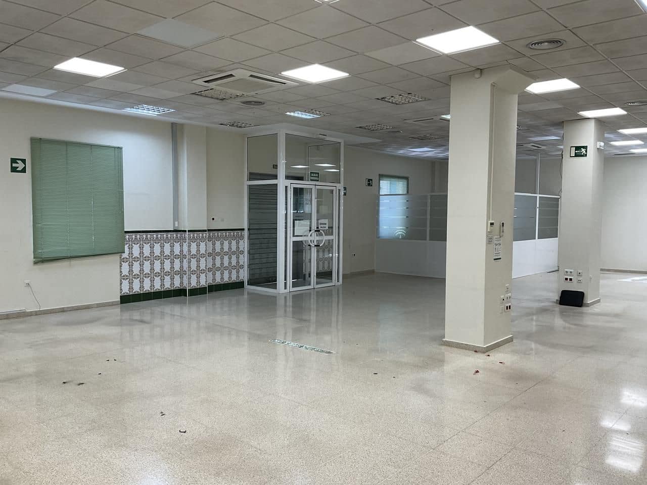 Erhverv til leje i Antequera - € 2.000 (Ref: 9232211)