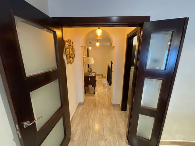 6 soveværelse Villa til salg i Antequera med garage - € 499.000 (Ref: 9361888)