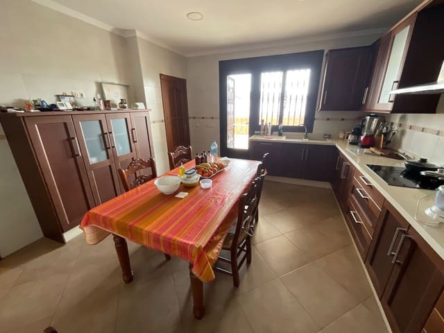 Villa til salg i Antequera med garage - € 420.000 (Ref: 9833192)