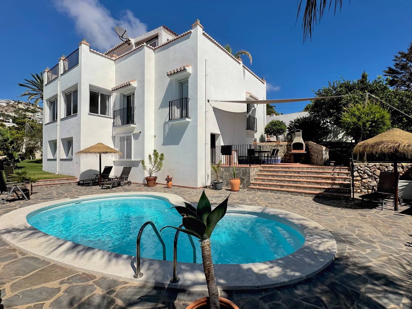 4 bedroom Villa for sale in Salobrena with pool garage - € 849,000 (Ref: 10132387)