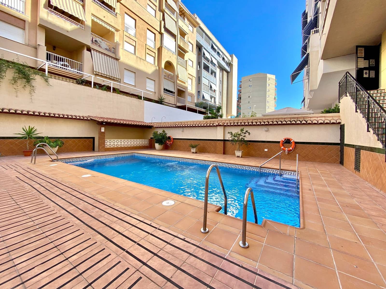 3 sovrum Lägenhet att hyra i Almunecar med pool garage - 1 100 € (Ref: 7821152)