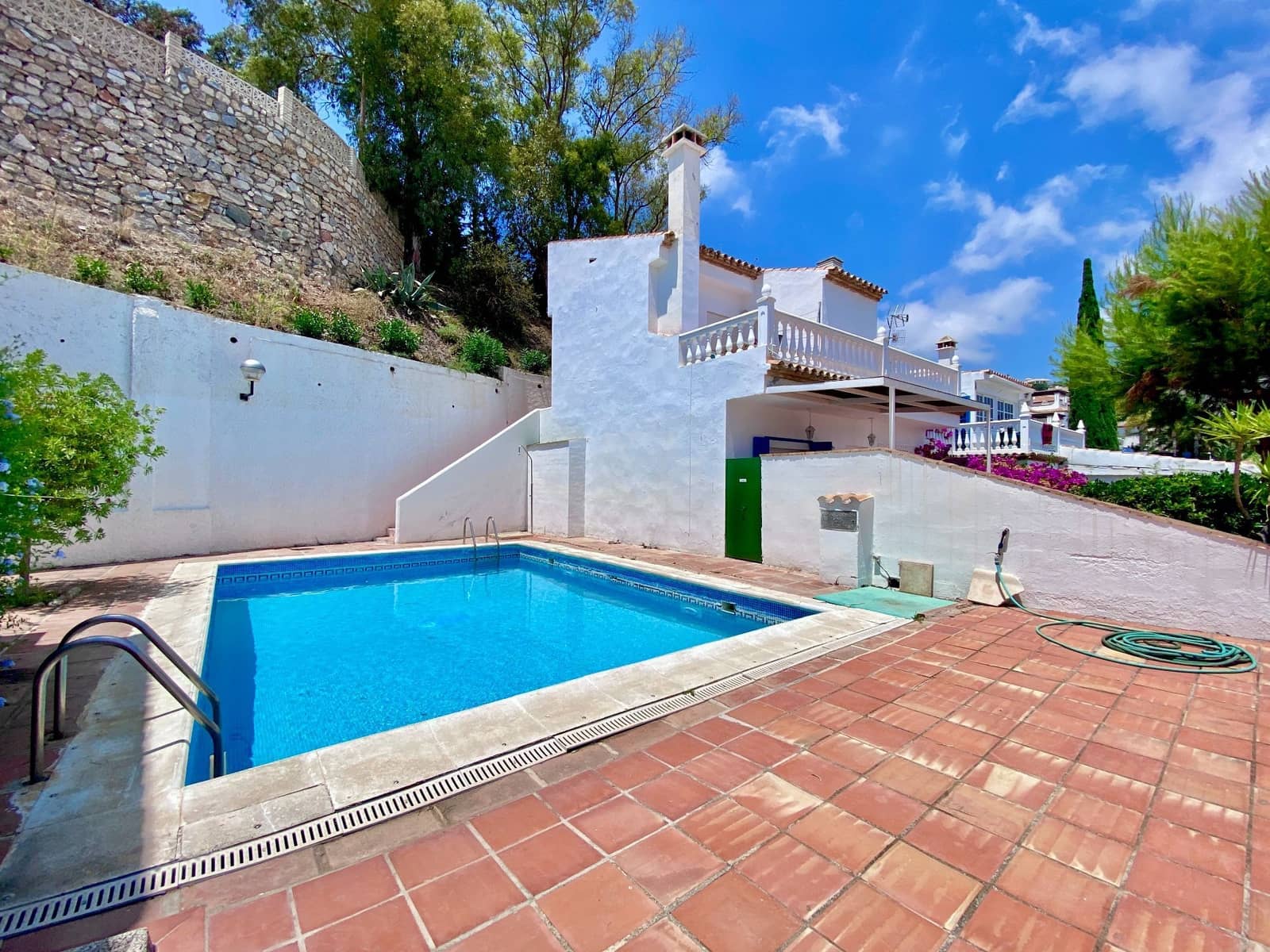 3 soverom Kjedet enebolig til leie i Almunecar med svømmebasseng garasje - € 1 590 (Ref: 7827299)