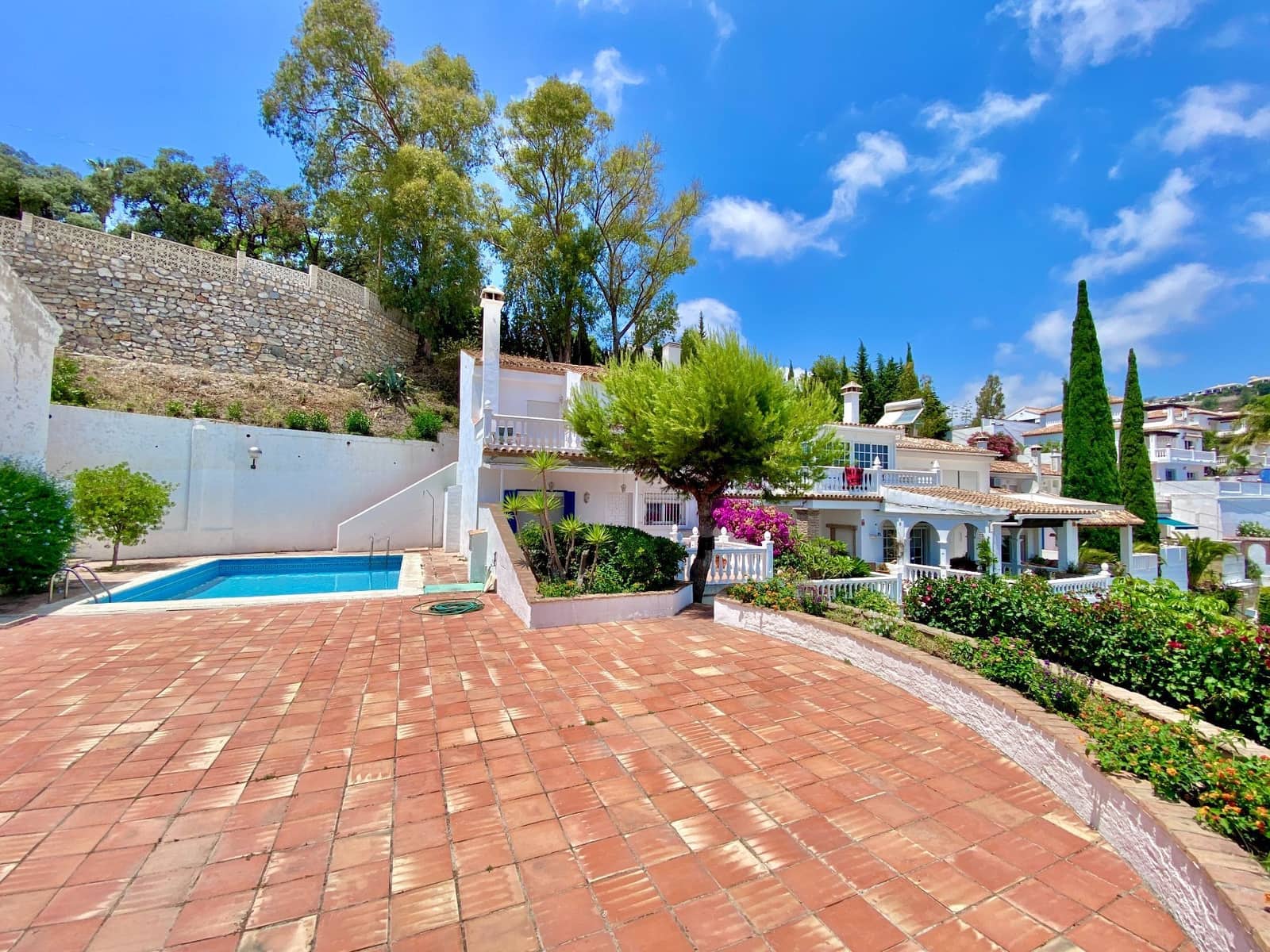 3 soverom Kjedet enebolig til leie i Almunecar med svømmebasseng garasje - € 1 590 (Ref: 7827299)