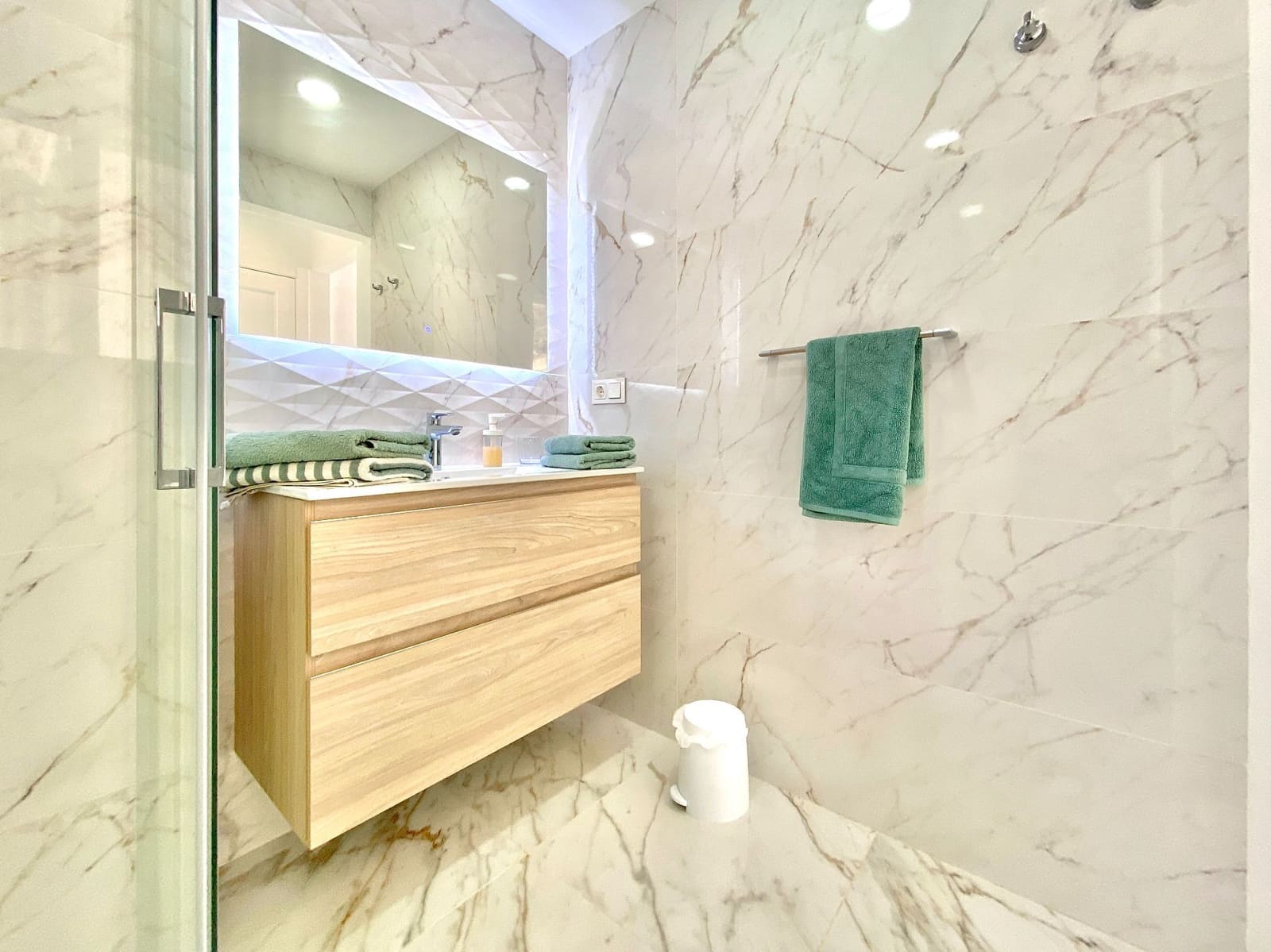 3 soverom Kjedet enebolig til leie i Almunecar med svømmebasseng garasje - € 1 590 (Ref: 7827299)