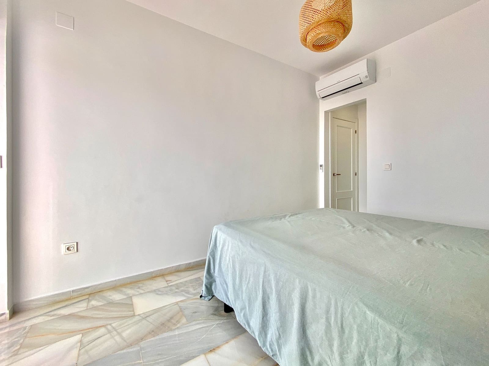 3 soverom Kjedet enebolig til leie i Almunecar med svømmebasseng garasje - € 1 590 (Ref: 7827299)