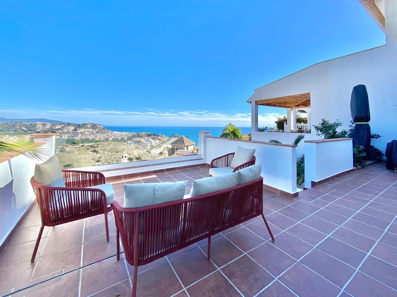 3 soverom Kjedet enebolig til leie i Almunecar med svømmebasseng garasje - € 1 590 (Ref: 7827299)