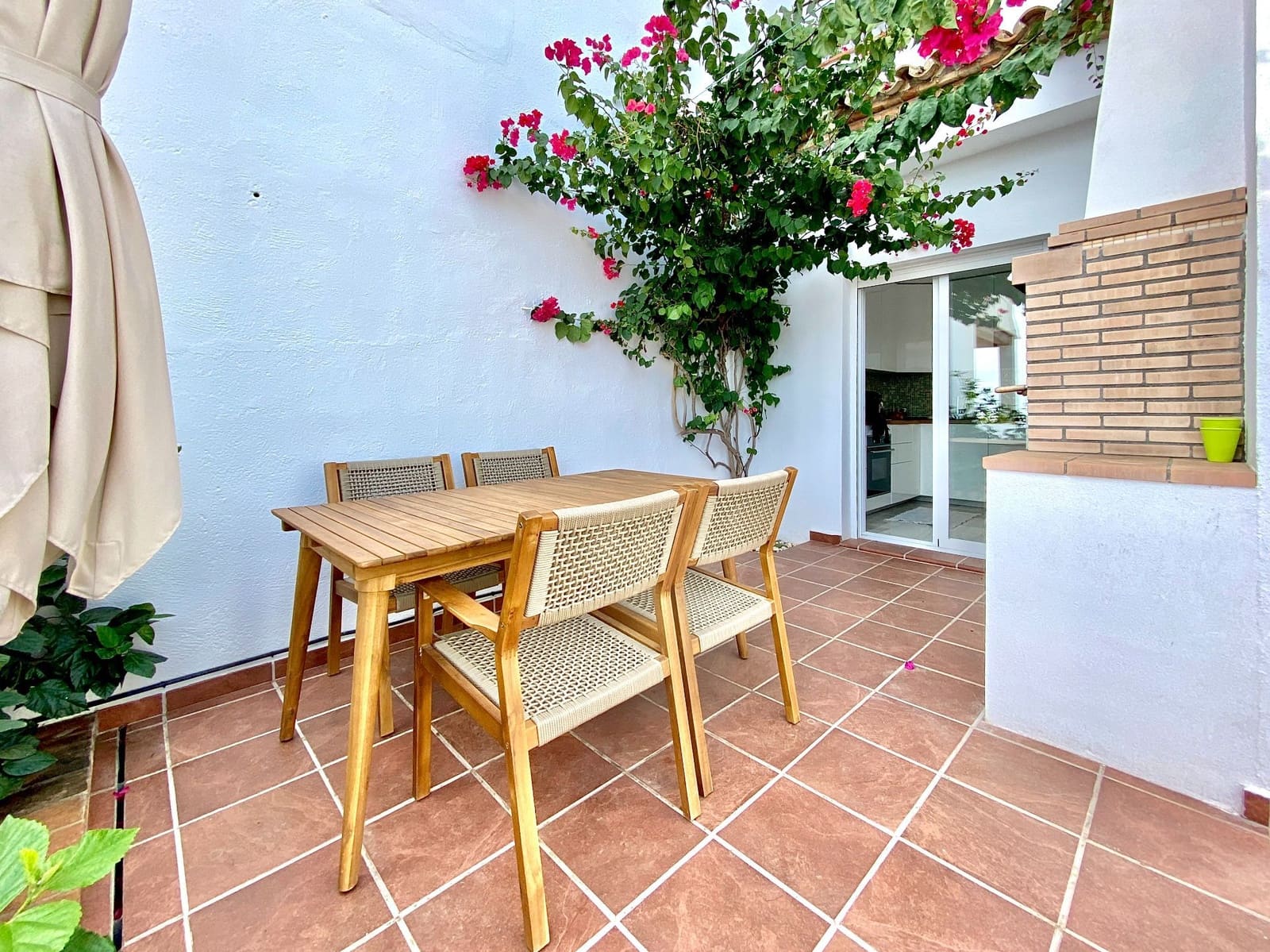 3 soverom Kjedet enebolig til leie i Almunecar med svømmebasseng garasje - € 1 590 (Ref: 7827299)