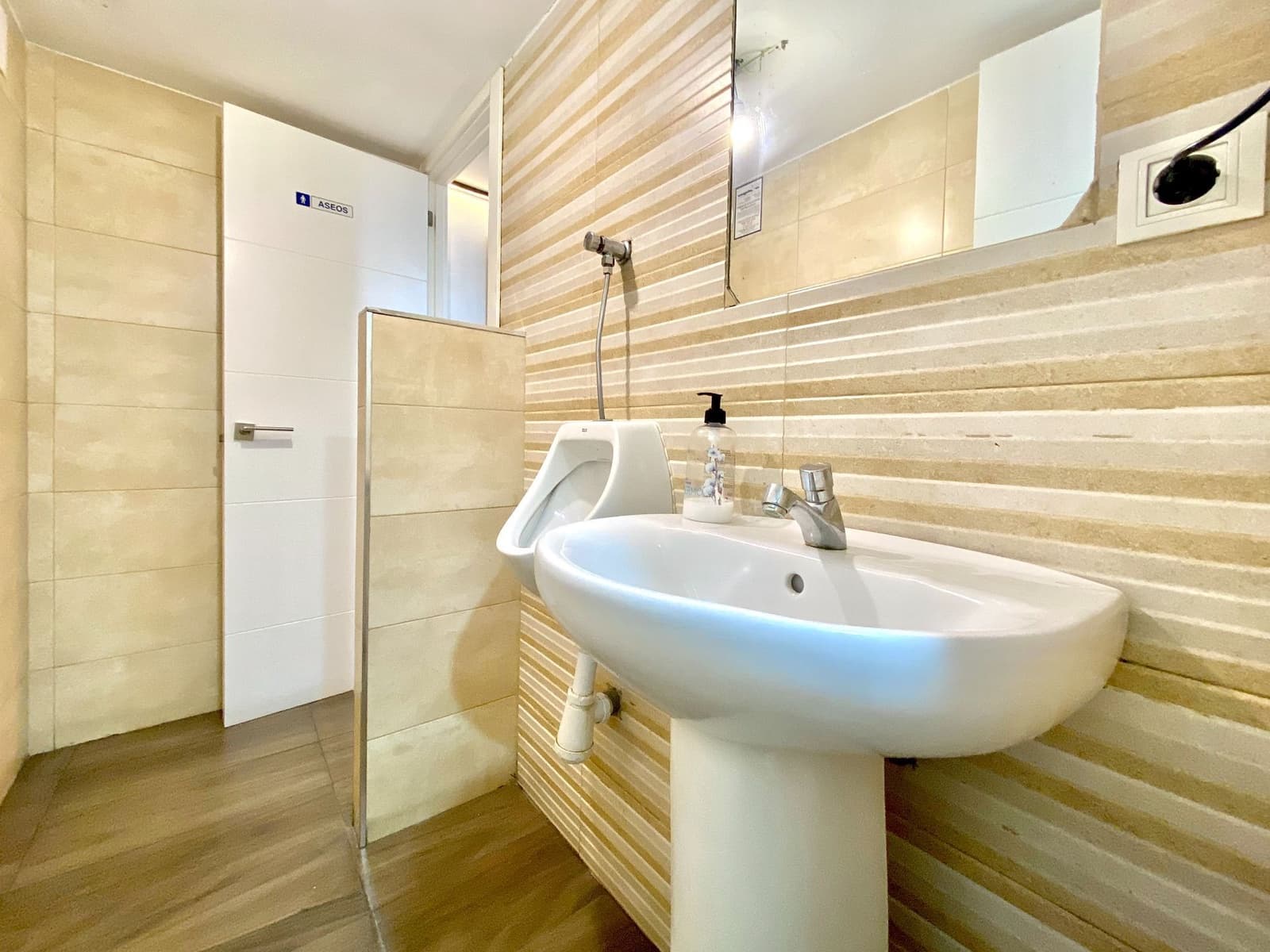 2 soveværelse Erhverv til leje i Otivar - € 1.000 (Ref: 8727459)