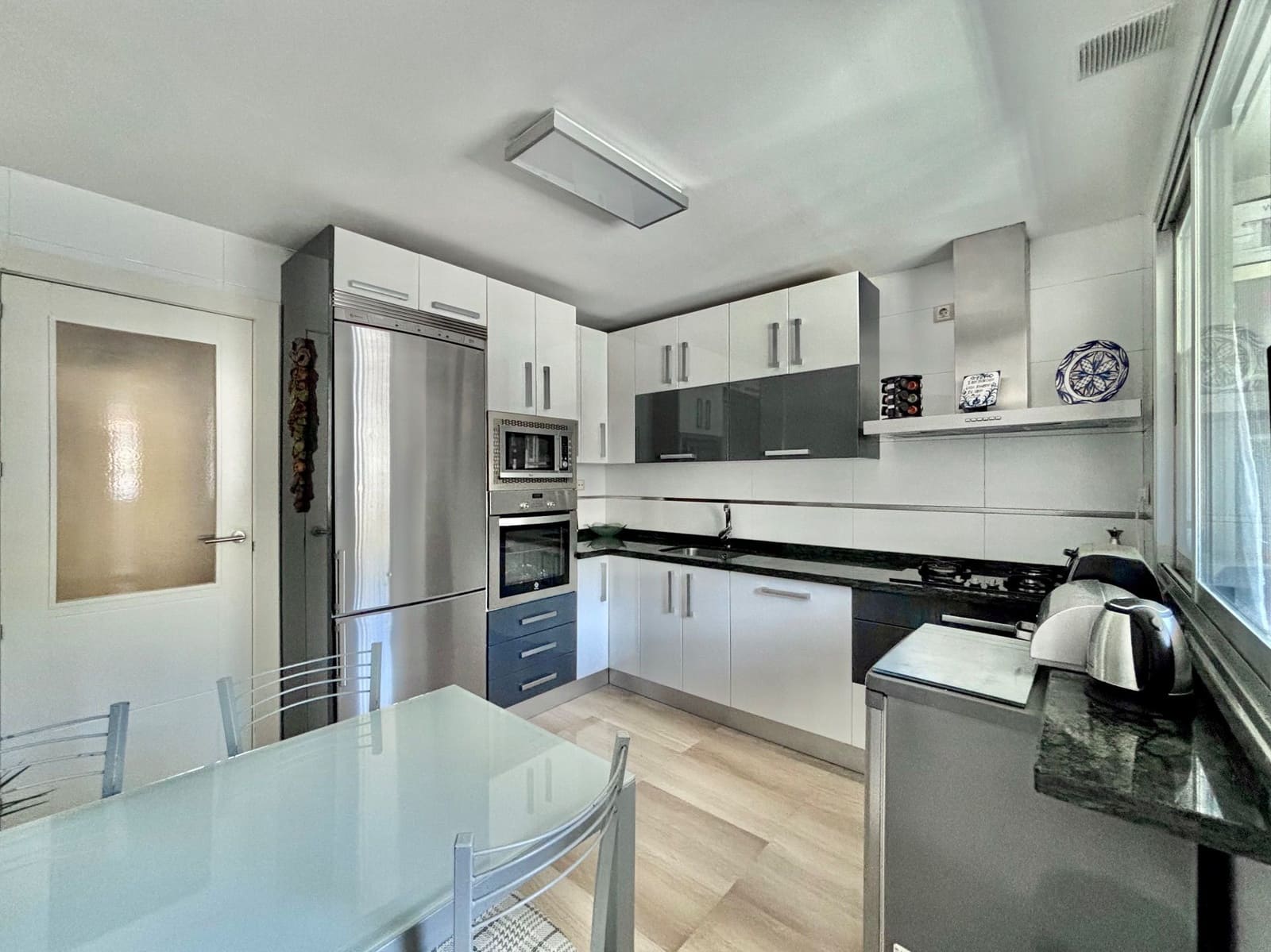 4 soveværelse Semi-Rækkehus til salg i Granada by med swimmingpool garage - € 396.000 (Ref: 8982102)