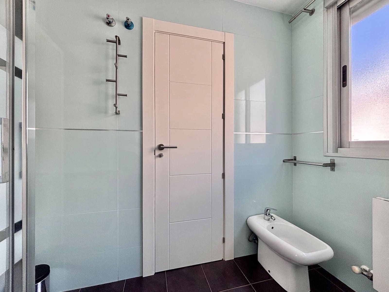 4 soveværelse Semi-Rækkehus til salg i Granada by med swimmingpool garage - € 396.000 (Ref: 8982102)