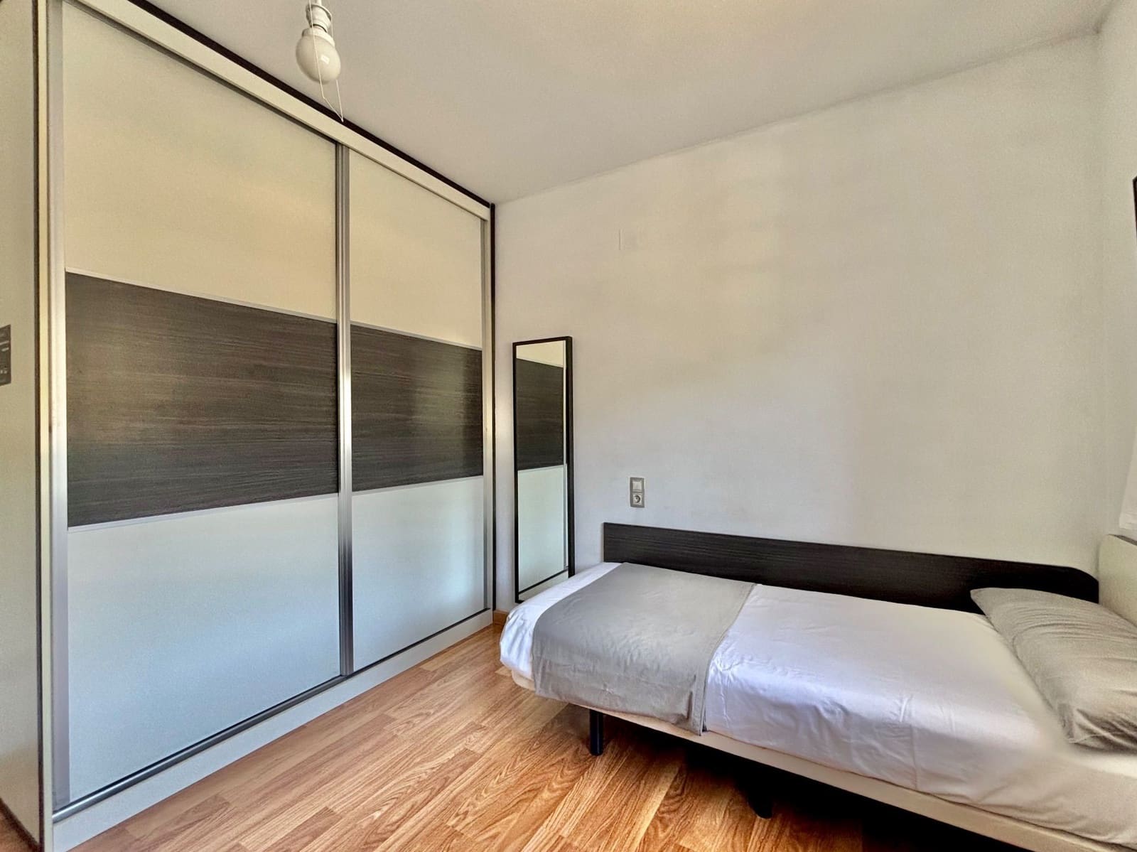 4 soveværelse Semi-Rækkehus til salg i Granada by med swimmingpool garage - € 396.000 (Ref: 8982102)