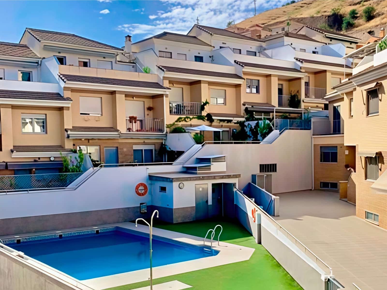 4 bedroom Semi-detached Villa for sale in Granada city with pool garage - € 425,000 (Ref: 8982102)