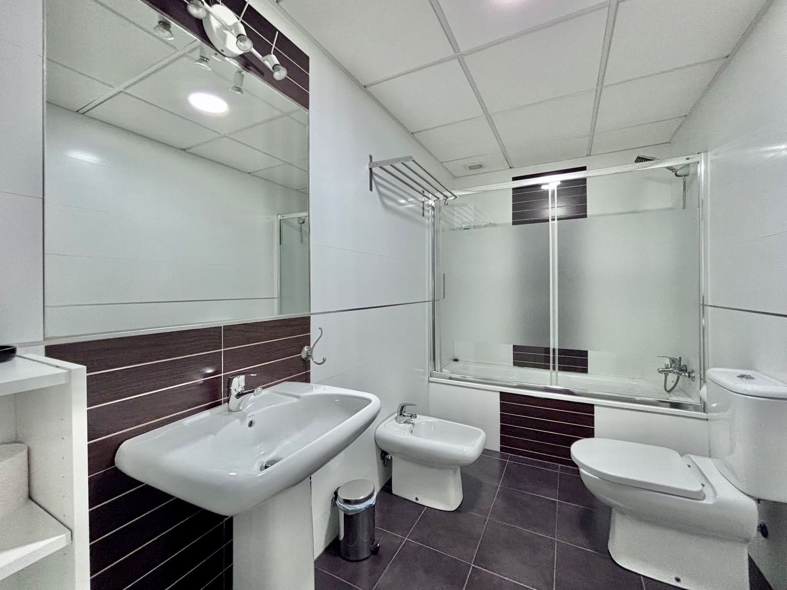 4 soveværelse Semi-Rækkehus til salg i Granada by med swimmingpool garage - € 396.000 (Ref: 8982102)