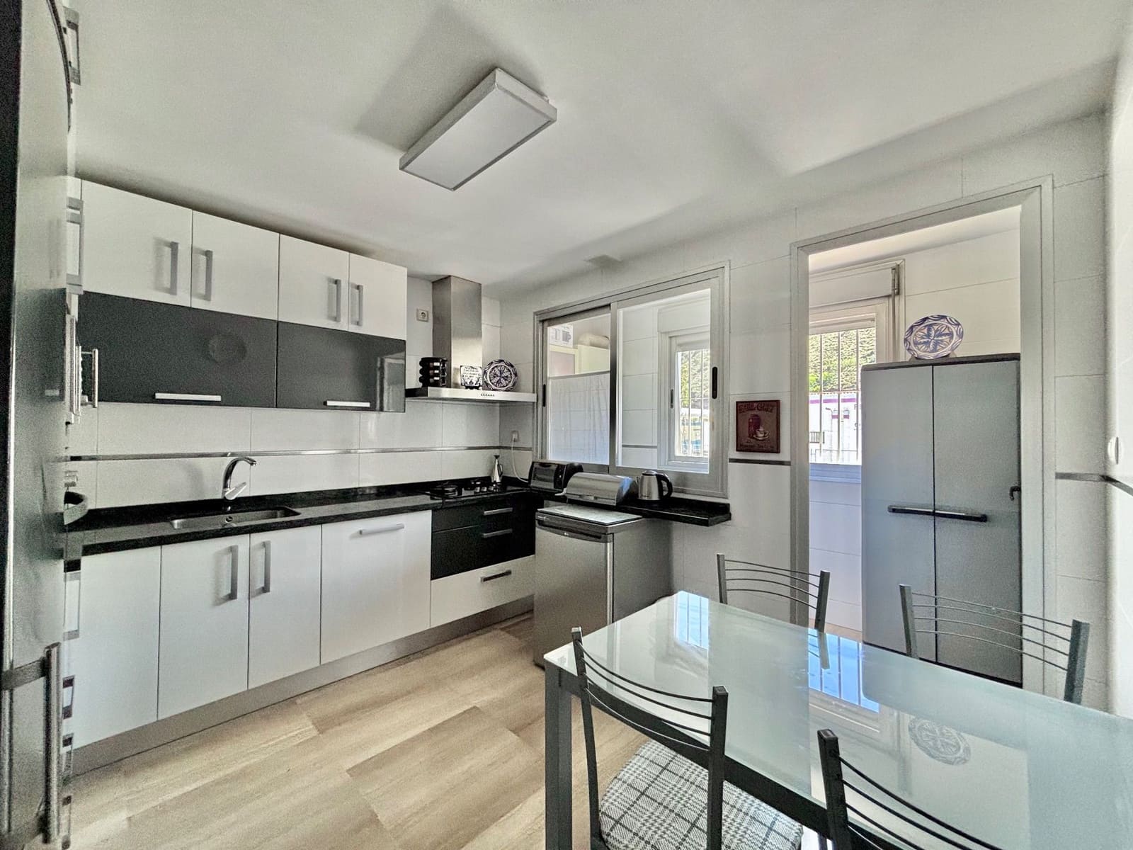 4 soveværelse Semi-Rækkehus til salg i Granada by med swimmingpool garage - € 396.000 (Ref: 8982102)