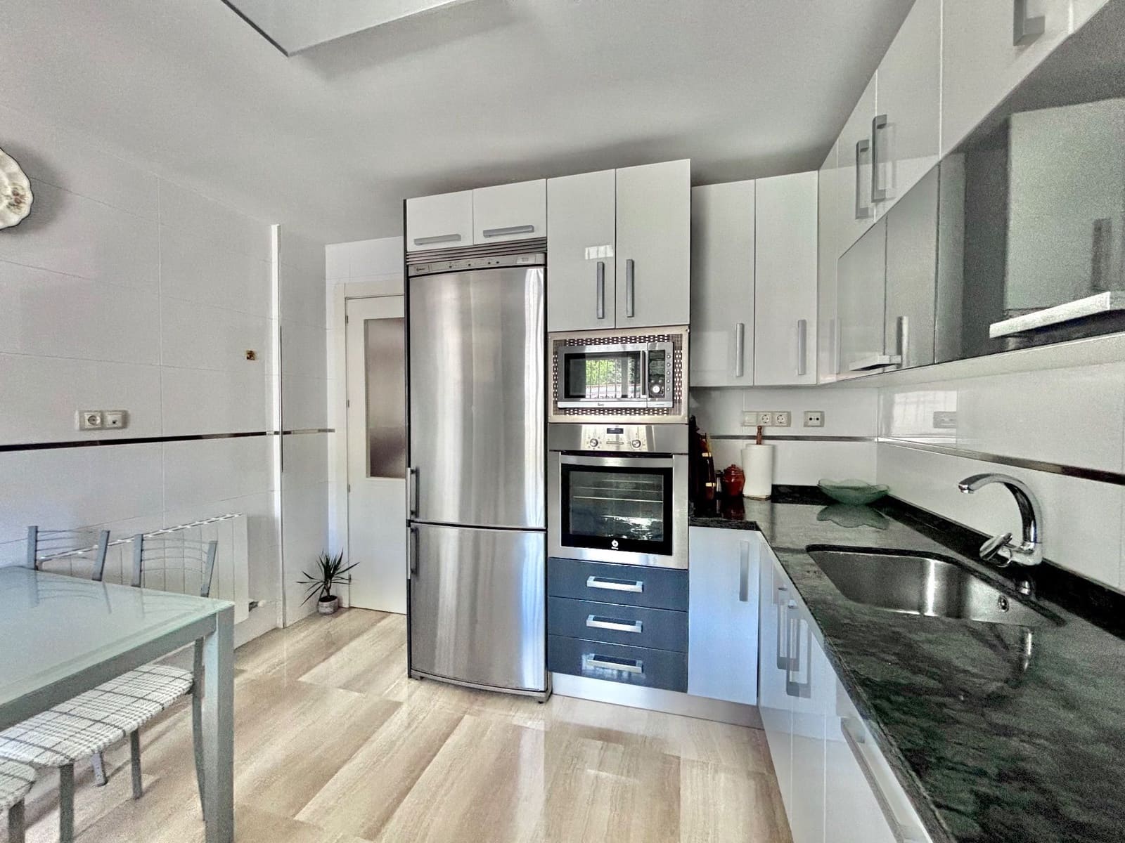 4 soveværelse Semi-Rækkehus til salg i Granada by med swimmingpool garage - € 396.000 (Ref: 8982102)