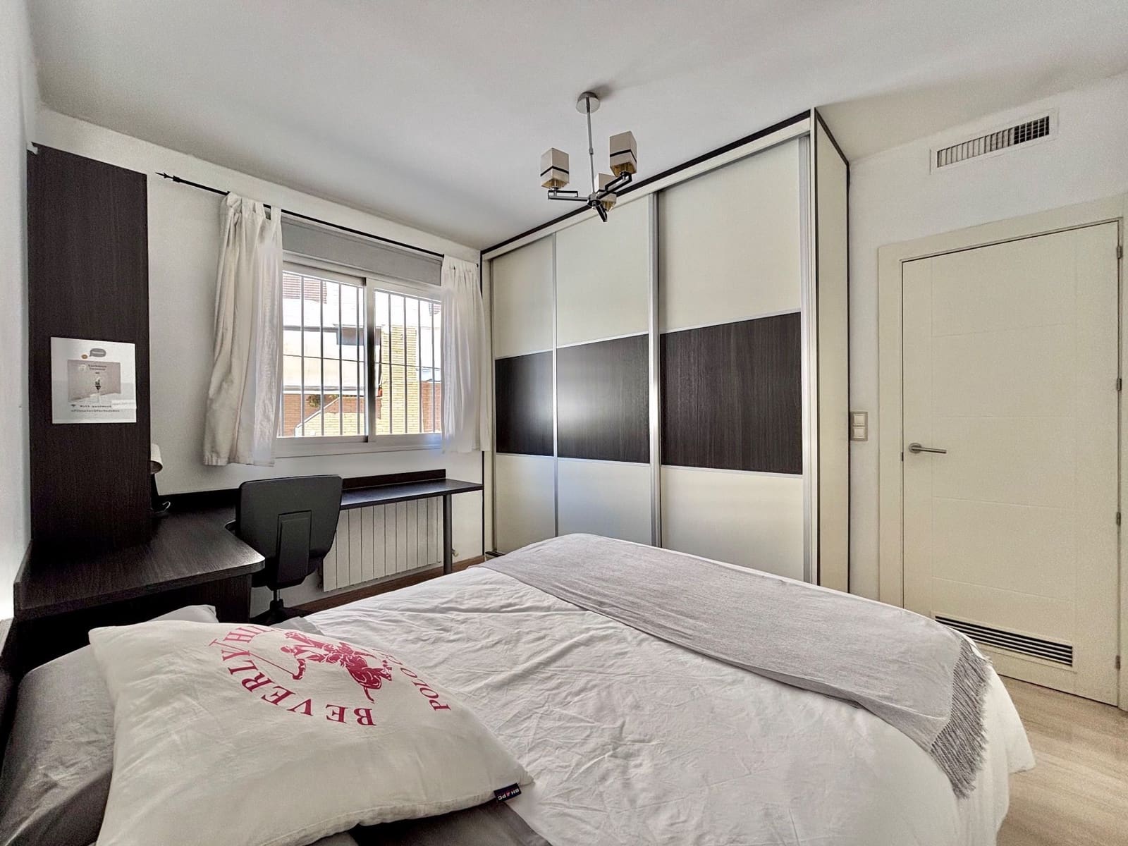 4 soveværelse Semi-Rækkehus til salg i Granada by med swimmingpool garage - € 396.000 (Ref: 8982102)