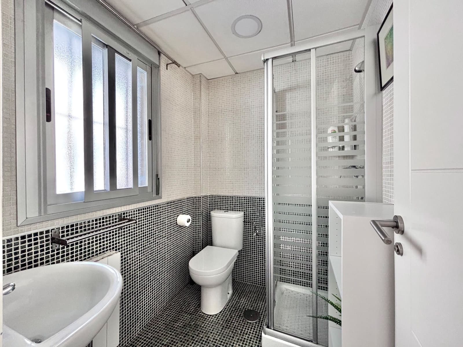 4 soveværelse Semi-Rækkehus til salg i Granada by med swimmingpool garage - € 396.000 (Ref: 8982102)