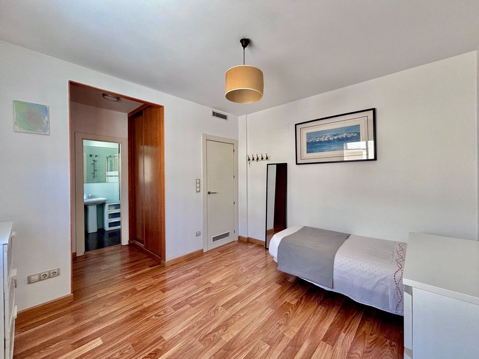 4 soveværelse Semi-Rækkehus til salg i Granada by med swimmingpool garage - € 396.000 (Ref: 8982102)