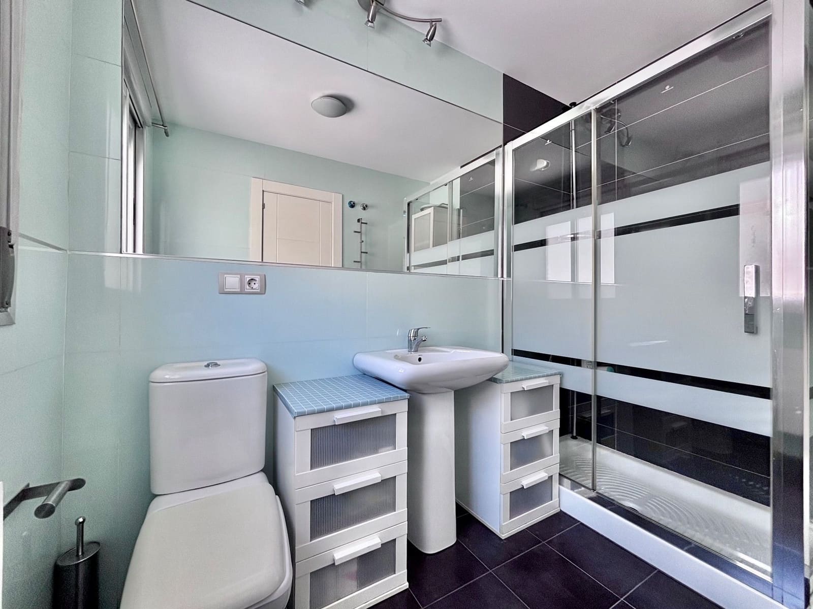 4 soveværelse Semi-Rækkehus til salg i Granada by med swimmingpool garage - € 396.000 (Ref: 8982102)