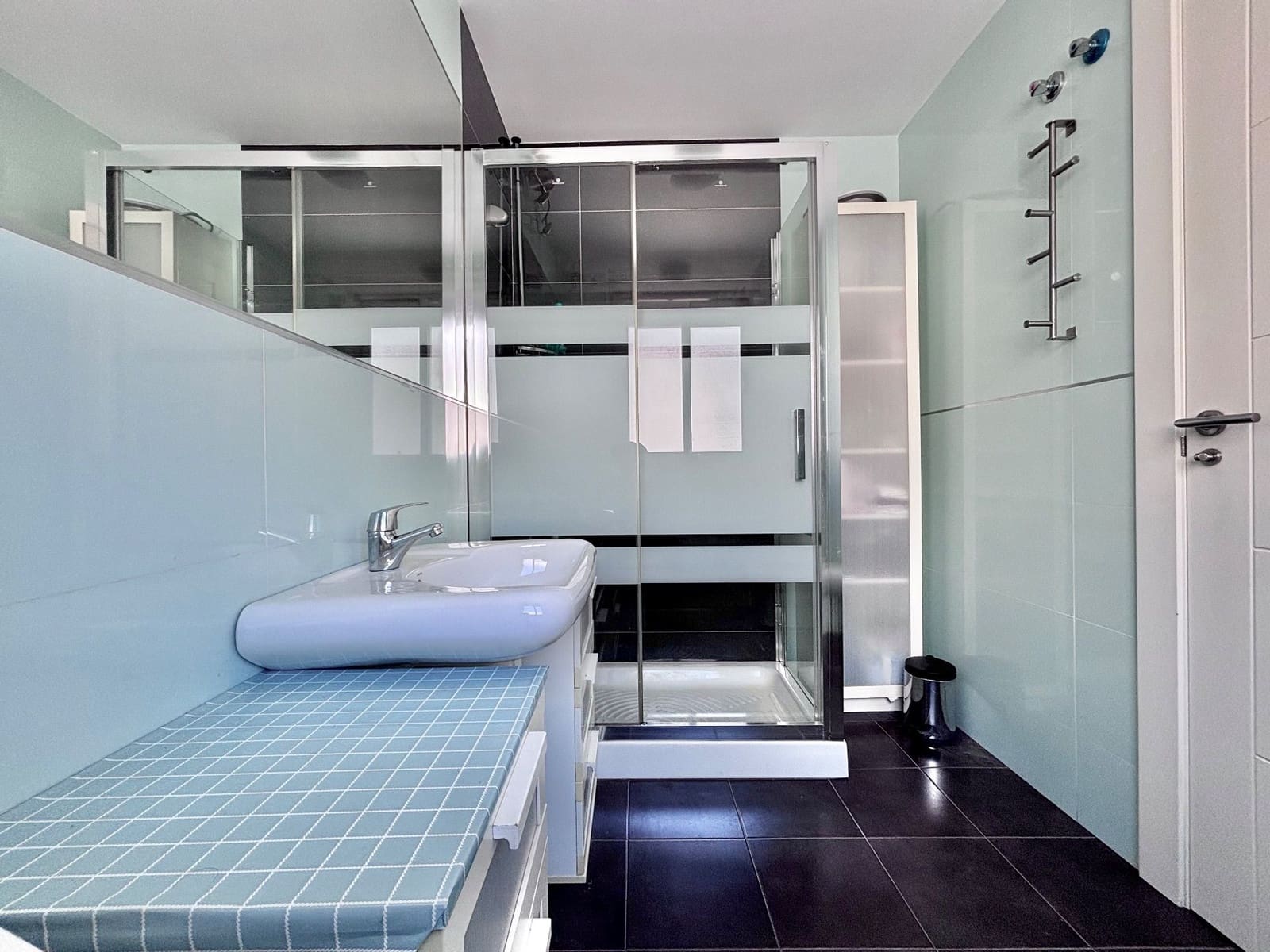 4 soveværelse Semi-Rækkehus til salg i Granada by med swimmingpool garage - € 396.000 (Ref: 8982102)