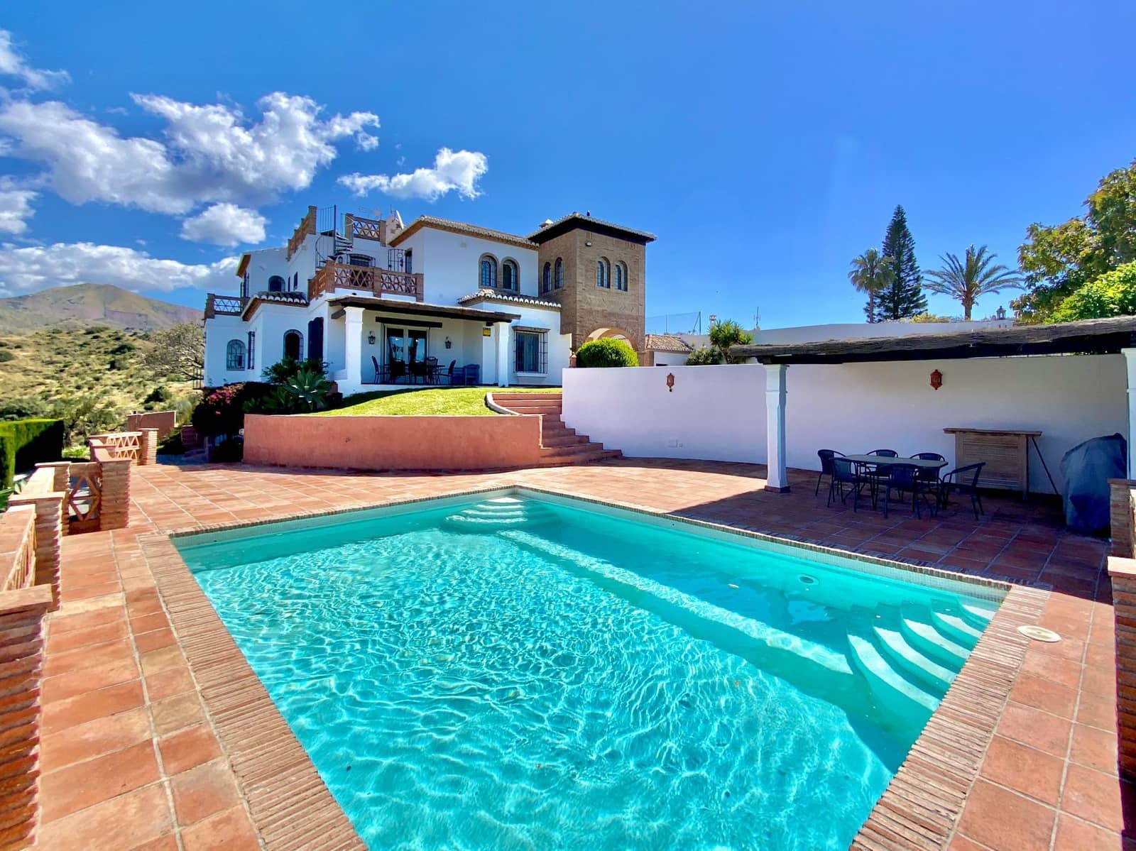 5 Zimmer Villa zu verkaufen in La Herradura mit Pool Garage - 1.695.000 € (Ref: 9536633)