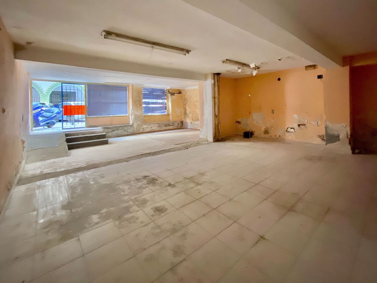 Commercieel te koop in Almunecar - € 95.000 (Ref: 9998015)
