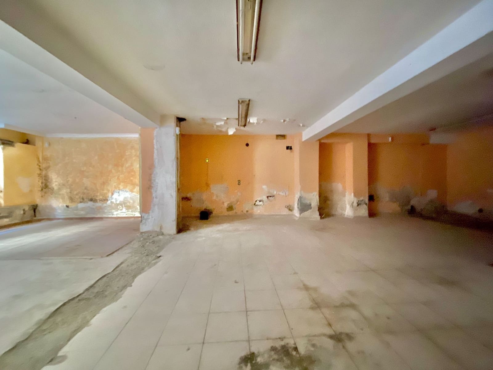 Commercieel te koop in Almunecar - € 95.000 (Ref: 9998015)