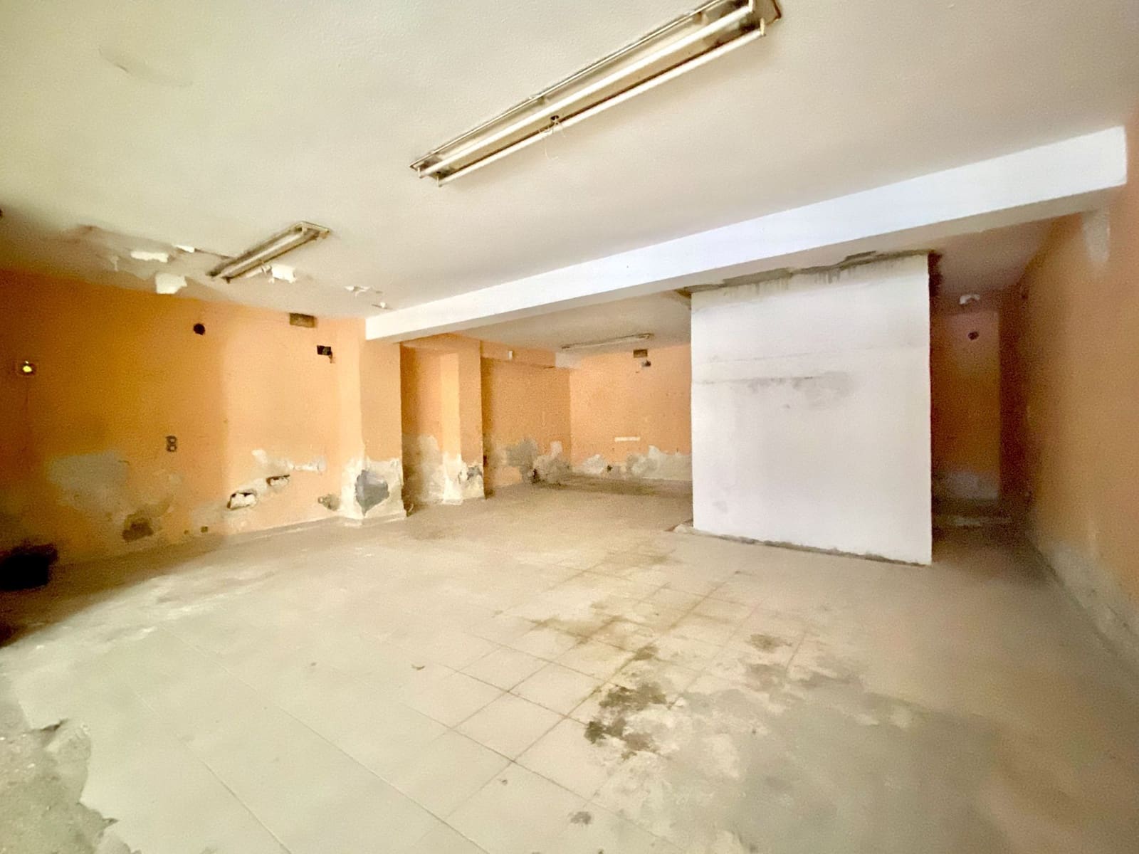 Commercieel te koop in Almunecar - € 95.000 (Ref: 9998015)