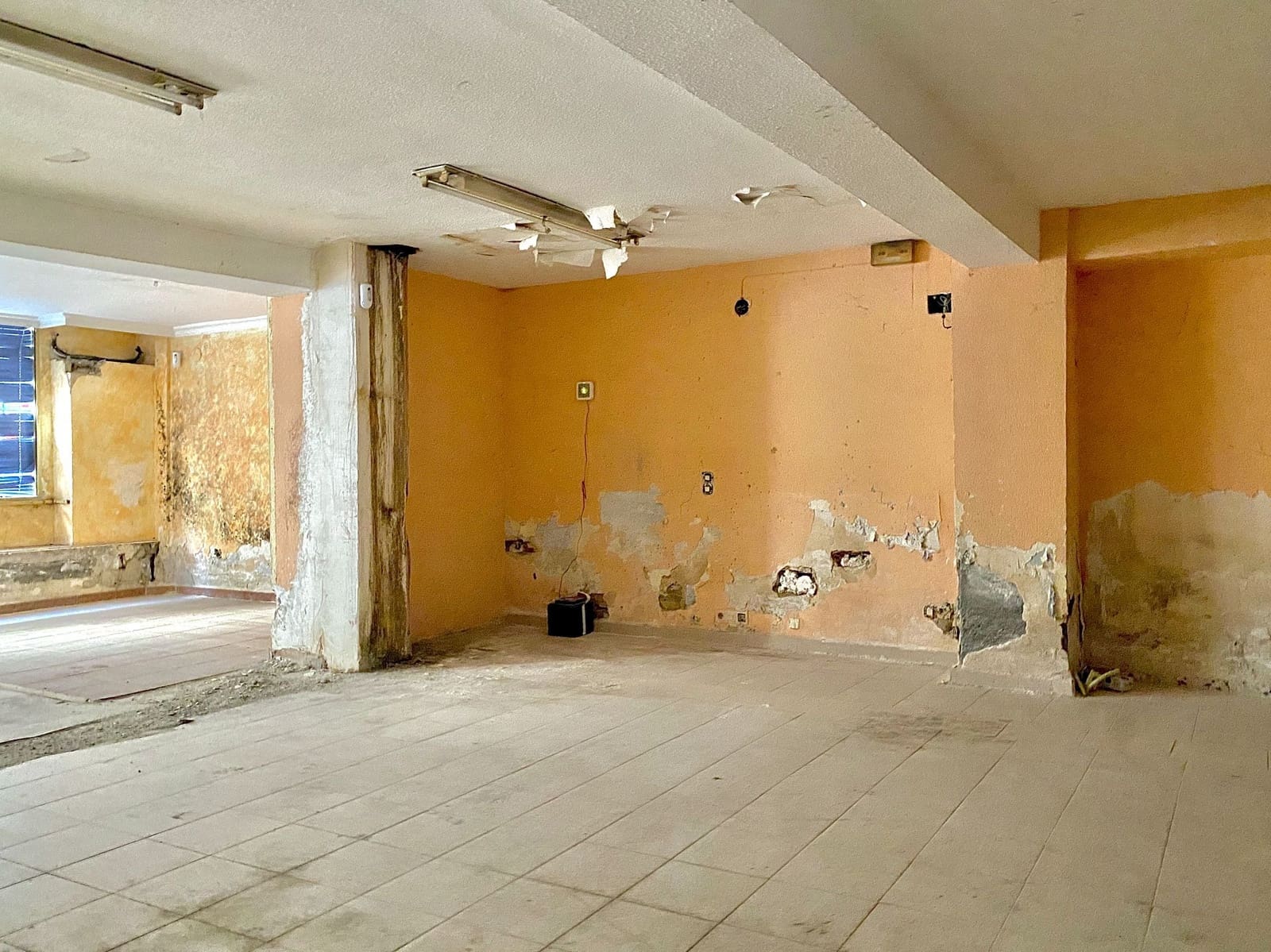 Commercieel te koop in Almunecar - € 95.000 (Ref: 9998015)