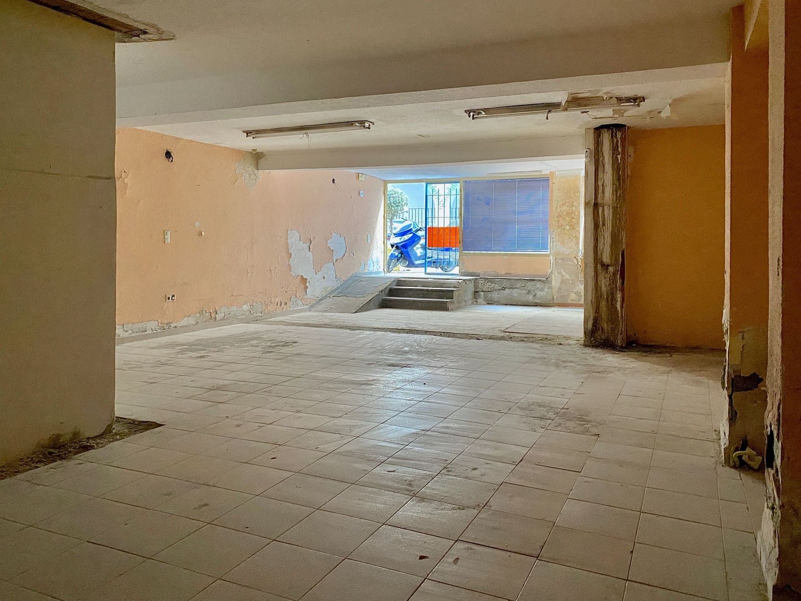 Commercieel te koop in Almunecar - € 95.000 (Ref: 9998015)