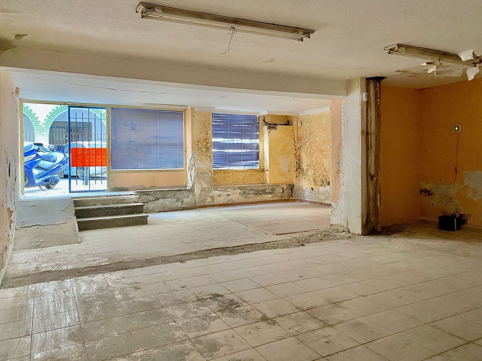 Commercieel te koop in Almunecar - € 95.000 (Ref: 9998015)