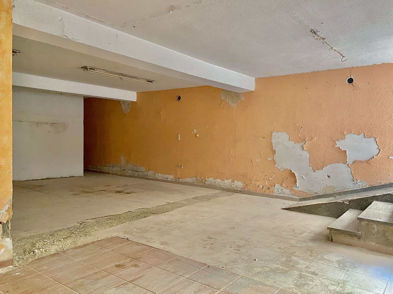 Commercieel te koop in Almunecar - € 95.000 (Ref: 9998015)