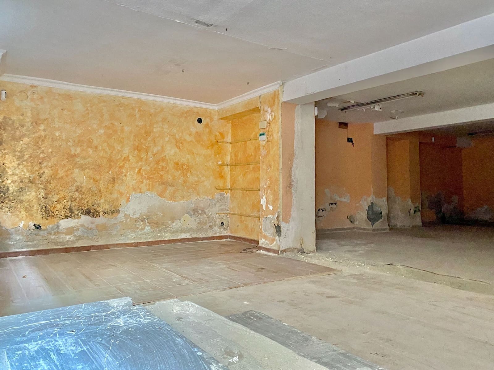 Commercieel te koop in Almunecar - € 95.000 (Ref: 9998015)