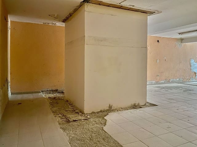 Commercieel te koop in Almuñécar - € 95.000 (Ref: 9998015)
